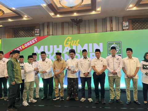 Ketua Umum PKB Muhaimin Iskandar (Cak Imin) saat berfoto bersama kader PKB yang menangi Pilkada di Jateng. Foto: Intan Alliva Khansa/kumparan