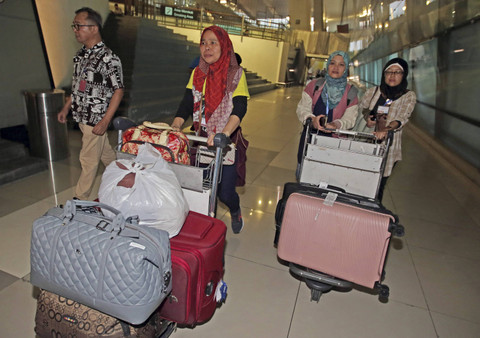 Sejumlah warga negara Indonesia (WNI) berjalan keluar terminal setibanya dari Suriah di Terminal 3 Bandara Soekarno-Hatta, Tangerang, Banten, Minggu (15/12/2024). Foto: Muhammad Iqbal/ANTARA FOTO