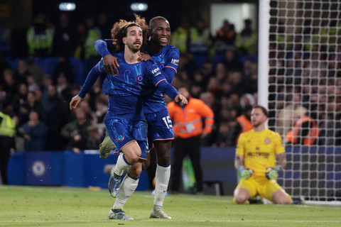 Selebrasi pemain Chelsea usai mencetak gol ke gawang Brentford pada pertandingan Liga Inggris di Stamford Bridge, London, Inggris, Minggu (15/12/2024). Foto: Hannah McKay/REUTERS