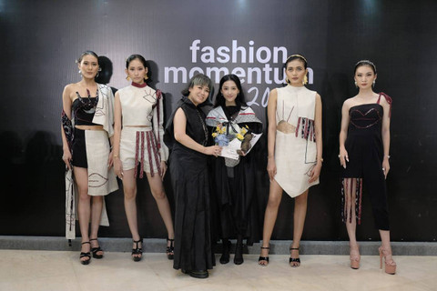 Shelina dengan karyanya berjudul Disguise menerima sertifikat kelulusan dari pendiri PISON AFF Elizabeth Njo May Fen. Foto: Flip Photowork for Basra