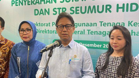 Menkes Budi Gunadi Sadikin memberikan keterangan pers usai penyerahan Surat Selesai Adaptasi dan STR Seumur Hidup kepada 7 dokter spesialis WNI lulusan luar negeri, di Ditjen Tenaga Kesehatan Kemenkes, Kebayoran Baru, Jakarta Selatan, Senin (16/12). Foto: Fadhil Pramudya/kumparan