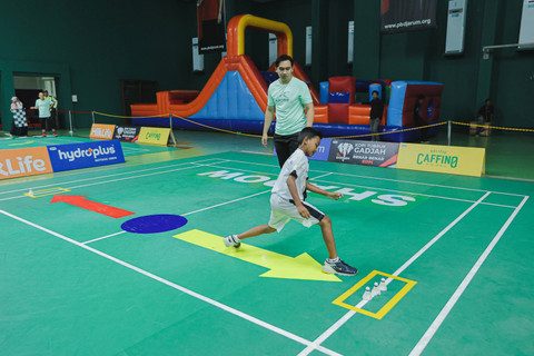 Festival SenengMinton 2024 Seri 2 yang digelar pada 14 dan 15 Desember 2024 di GOR Djarum, Jati, Kudus, Jawa Tengah diikuti oleh 360 siswa kelas 1 hingga kelas 3 dari 24 Sekolah Dasar (SD) dan Madrasah Ibtidaiyah (MI) di Kota Kudus. Foto: Bakti Olahraga Djarum Foundation