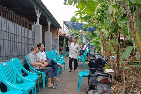 Suasana rumah satu keluarga tewas diduga bunuh diri karena pinjol di Kampung Poncol, Kelurahan Cirendeu, Kecamatan Ciputat Timur, Kota Tangerang Selatan, Senin, (16/12/2024). Foto: kumparan
