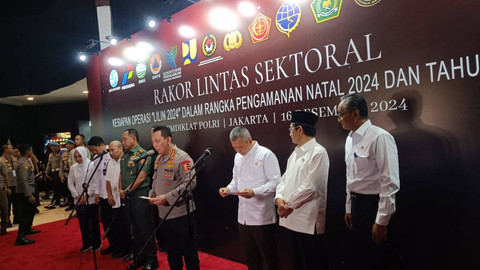 Kapolri Jenderal Listyo Sigit Prabowo beserta Panglima TNI Jenderal Agus Subiyanto melakukan konferensi hasil rakor Nataru 2024 di STIK PTIK, Jaksel, Senin (16/12/2024). Foto: Thomas Bosco/kumparan