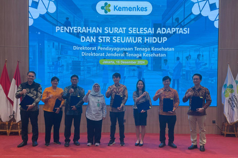 Kementerian Kesehatan (Kemenkes) melakukan penyerahan Surat Selesai Adaptasi dan STR Seumur Hidup kepada 7 dokter spesialis WNI lulusan luar negeri, di Ditjen Tenaga Kesehatan Kemenkes, Kebayoran Baru, Jakarta Selatan, Senin (16/12/2024). Foto: Fadhil Pramudya/kumparan