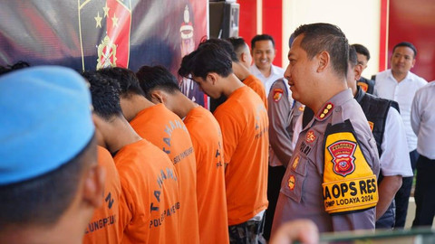 Kapolrestabes Bandung, Kombes Pol Kusworo Wibowo, bertanya langsung kepada para tersangka perusakan dan pencurian dengan kekerasan terhadap warga di Kecamatan Pameungpeuk saat konpers di Polrestabes Bandung, Senin (16/12/2024). Foto: Polrestabes Bandung