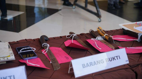 Polisi menunjukkan barang bukti perusakan dan pencurian dengan kekerasan terhadap warga di Kecamatan Pameungpeuk saat konpers di Polrestabes Bandung, Senin (16/12/2024). Foto: Polrestabes Bandung