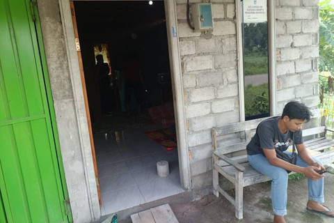TKP rumah korban percobaan bunuh diri di Desa Manggis, Kecamatan Ngancar, Kabupaten Kediri, Senin (16/12/2024). Foto: kumparan