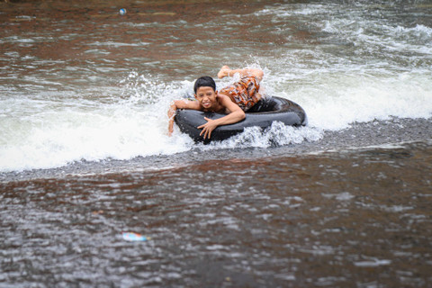 Sejumlah anak bermain saat banjir rob di kawasan Pluit, Penjaringan, Jakarta Utara, Senin (16/12/2024). Foto: Iqbal Firdaus/kumparan