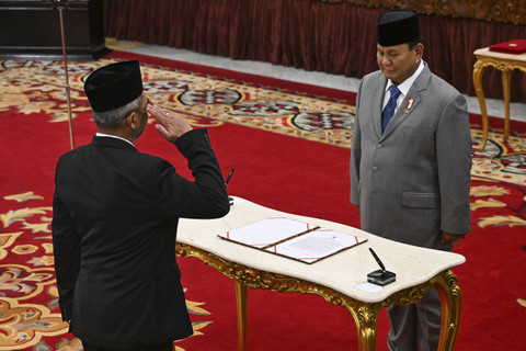 Presiden Prabowo Subianto (kanan) menerima penghomatan Setyo Budiyanto (kiri) sebelum penandatanganan berita acara pelantikan pimpinan dan Dewan Pengawas (Dewas) KPK periode 2024-2029 di Istana Negara, Jakarta, Senin (16/12/2024). Foto: Aditya Pradana Putra/ANTARA FOTO