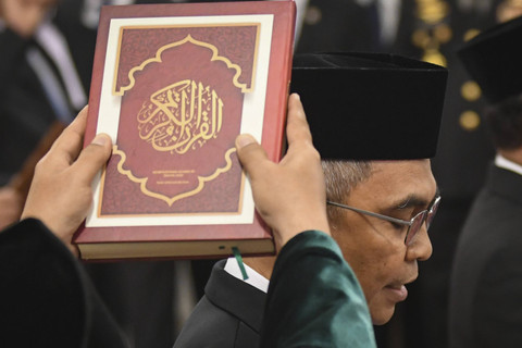 Ketua KPK periode 2024-2029 Setyo Budiyanto membaca sumpah jabatan saat dilantik di Istana Negara, Jakarta, Senin (16/12/2024). Foto: Aditya Pradana Putra/ANTARA FOTO