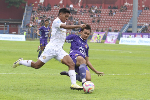 Pemain Persik Kediri Al Hamra Hehanussa (kanan) berebut bola dengan pemain Arema FC Salim Akbar Tuharea (kiri) pada kompetisi Liga 1 di Stadion Brawijaya, Kota Kediri, Jawa Timur, Senin (16/12/2024). Foto: Prasetia Fauzani/ANTARA FOTO