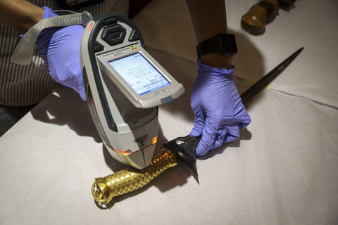 Konservator museum memeriksa benda cagar budaya yang dipulangkan dari Belanda ke Indonesia di Museum Nasional, Jakarta, Senin (16/12/2024). Foto: Iqbal Firdaus/kumparan