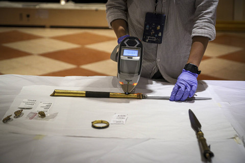 Konservator museum memeriksa benda cagar budaya yang dipulangkan dari Belanda ke Indonesia di Museum Nasional, Jakarta, Senin (16/12/2024). Foto: Iqbal Firdaus/kumparan