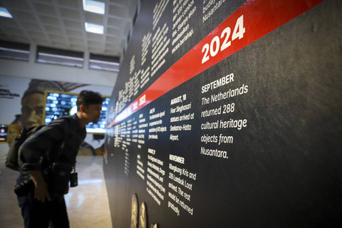 Pengunjung membaca keterangan benda cagar budaya yang dipulangkan dari Belanda ke Indonesia di Museum Nasional, Jakarta, Senin (16/12/2024). Foto: Iqbal Firdaus/kumparan