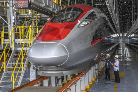 Pekerja memeriksa kondisi kereta cepat Whoosh di Depo Kereta Cepat di Tegalluar, Kabupaten Bandung, Jawa Barat, Senin (16/12/2024). Foto: Galih Pradipta/ANTARA FOTO
