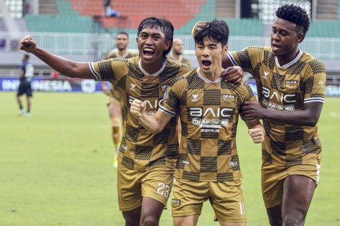Pemain Dewa United Taisei Marukawa (tengah) melakukan selebrasi bersama rekan setimnya setelah mencetak gol ke gawang Persita dalam lanjutan BRI Liga 1 di Stadion Pakansari, Kabupaten Bogor, Jawa Barat, Senin (16/12/2024). Foto: Yulius Satria Wijaya/ANTARA FOTO