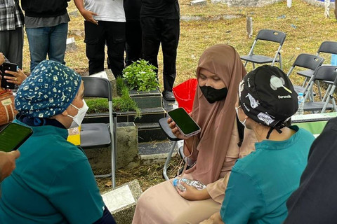  Ibu dari bayi yang diduga tertukar di TPU Semper, Jakarta Utara, Selasa (17/12/2024). Foto: Rayyan Farhansyah/kumparan