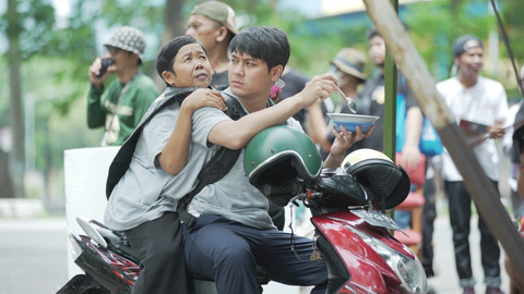 Adul dan  Rizky Billar di film Amin Tanpa Iman. Foto: Istimewa. 