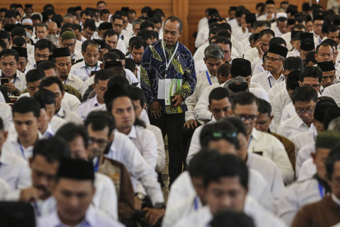 Panitia mengawasi peserta mengerjakan tes CAT menggunakan gawai saat seleksi petugas penyelenggara haji 2025 di Asrama Haji, Pondok Gede, Jakarta, Selasa (17/12/2024). Foto: Asprilla Dwi Adha/ANTARA FOTO