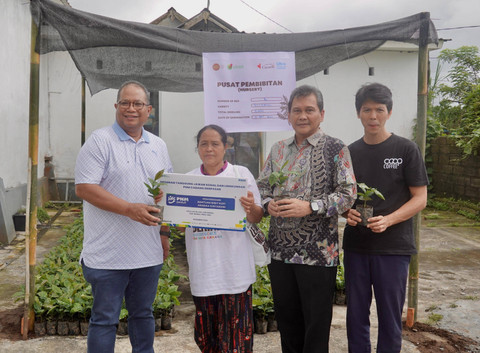PNM memberikan bantuan bibit kopi arabika Kintamani kepada petani. Foto: Dok. PNM