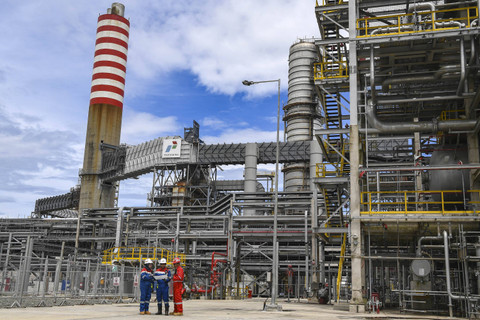 Petugas melakukan koordinasi di PT Kilang Pertamina Balikpapan. Foto: M Risyal Hidayat/ANTARA FOTO