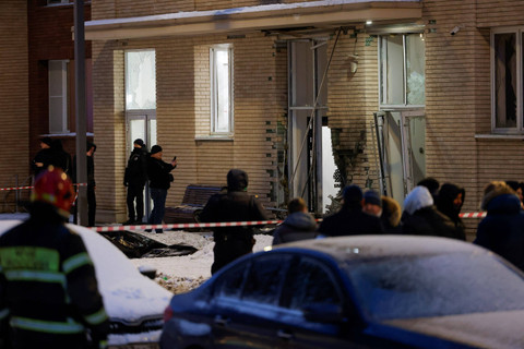 Suasana lokasi ledakan yang dilaporkan menewaskan dua perwira militer di Moskow, Rusia, Selasa (17/12/2024). Foto: Maxim Shemetov/REUTERS