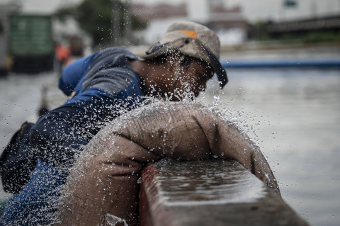 Percikan air keluar dari selang pompa mobile saat banjir rob di Jalan R.E. Martadinata, Tanjung Priok, Jakarta, Selasa (17/12/2024). Foto: Aprillio Akbar/ANTARA FOTO