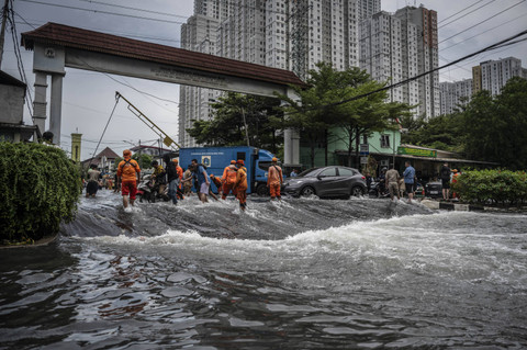 Sejumlah petugas PPSU berjaga saat banjir rob di Jalan Pluit Karang Ayu Barat, Pluit, Jakarta, Selasa (17/12/2024). Foto: Aprillio Akbar/ANTARA FOTO