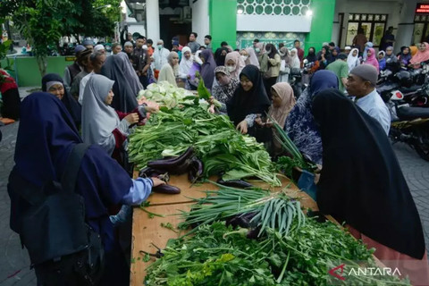 Pembagian sayur yang diborong dari petani oleh pengurus Masjid Nurul Ashri kepada jemaah. Foto: Hendra Nurdiansyah/Antara Foto