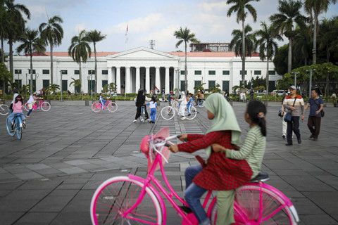 Wisatawan berkunjung di kawasan Kota Tua, Jakarta, Selasa (17/12/2024). Foto: Iqbal Firdaus/kumparan