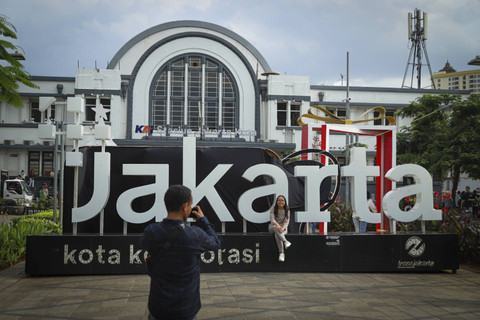 Wisatawan berkunjung di kawasan Kota Tua, Jakarta, Selasa (17/12/2024). Foto: Iqbal Firdaus/kumparan