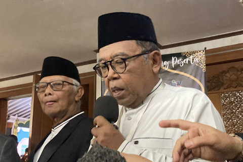 Ketua Panitia Pengarah Mukernas MUI ke-4, Masduki Baidlowi menjawab pertanyaan wartawan di Hotel Grand Sahid Jaya, Jakarta Pusat, Selasa (17/12/2024). Foto: Alya Zahra/kumparan 