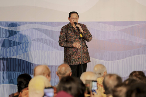 Presiden ke-6 RI Susilo Bambang Yudhoyono menyampaikan sambutan pada peringatan satu tahun wafatnya Prof. Dr. Kuntoro Mangkusubroto (1947-2023) bertajuk "Belajar dari Kuntoro: Integritas, Kepemimpinan dan Pengabdian" di Jakarta,  Selasa (17/12/2024). Foto: Jamal Ramadhan/kumparan