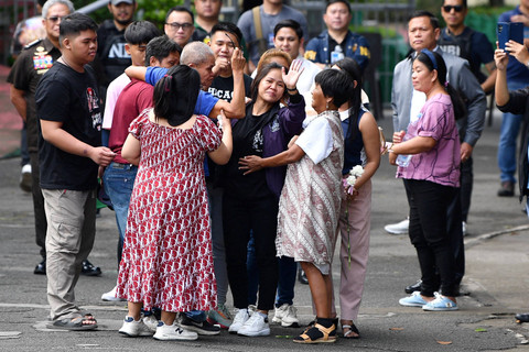 Warga negara Filipina terpidana kasus narkotika Mary Jane Veloso memeluk kedua orang tuanya termasuk anak-anak dan kerabatnya saat tiba di Lembaga Pemasyarakatan untuk Wanita di Manila, Filipina, Kamis (18/12/2024). Foto: TED ALJIBE / AFP