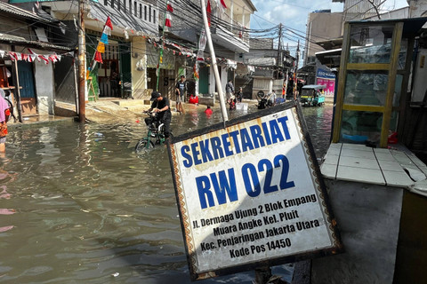 Warga berjalan melewati banjir rob di Muara Angke, Penjaringan, Jakarta Utara, Rabu (18/12/2024). Foto: Rayyan Farhansyah/kumparan
