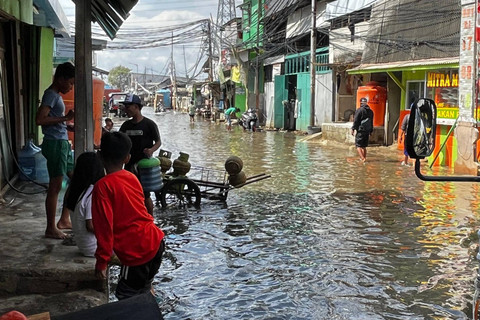 Warga berjalan melewati banjir rob di Muara Angke, Penjaringan, Jakarta Utara, Rabu (18/12/2024). Foto: Rayyan Farhansyah/kumparan