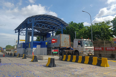 Alat pemindai peti kemas di Terminal Peti Kemas (TPS) Koja Jakarta Utara, Rabu (18/12/2024). Foto: Muhammad Fhandra Hardiyon/kumparan