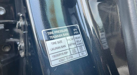 Tampilan Tire Pressure indicator pada bagian lis pintu pengendara. Foto: Bridgestone