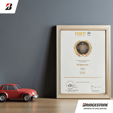 Bridgestone meraih penghargaan Indonesia Brand Experience in Transportation Industry Award (IBETIA) 2024 kategori ban mobil. Foto: Bridgestone