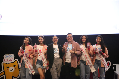 Gadis sampul 2024 bersama COO PT Prana Dinamika Sejahtera, Ira Guntur dan Marketing Director PT Martina Berto Tbk, Jos Irwin Hartanto. Foto: Belia