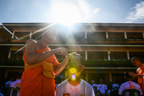Sejumlah Bikkhu mencukur rambut Samanera (calon Bikkhu) saat ritual potong rambut dalam rangkaian Pabajja Samanera Sementara di Perguruan Buddhi Dharma, Kota Tangerang, Banten, Rabu (18/12/2024). Foto: ANTARA FOTO/Sulthony Hasanuddin