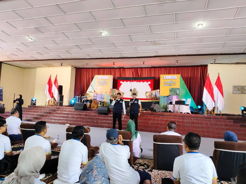 Menteri Sosial Saifullah Yusuf atau Gus Ipul dan Wakil Menteri Sosial Agus Jabo Priyono di acara Hari Kesetiakawanan Sosial Nasional (HKSN) 2024 di Gedung Serbaguna, Denggung, Kabupaten Sleman, Rabu (18/12). Foto: Arfiansyah Panji Purnandaru/kumparan