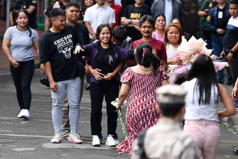 Warga negara Filipina terpidana kasus narkotika Mary Jane Veloso menyambut kedua orang tuanya termasuk anak-anak dan kerabatnya saat tiba di Lembaga Pemasyarakatan untuk Wanita di Manila, Filipina, Kamis (18/12/2024). Foto: Ted ALJIBE / AFP