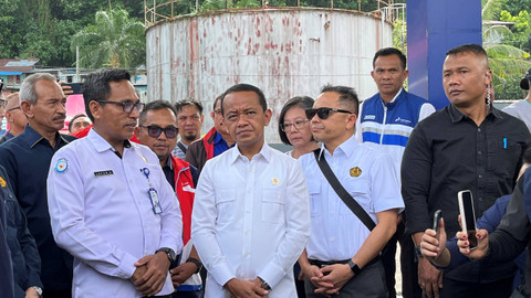 Menteri ESDM Bahlil Lahadalia saat mengunjungi SPBUN di Kota Ambon, Provinsi Maluku, Rabu (18/12/2024). Foto: Fariza Rizky Ananda/kumparan