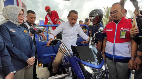 Menteri ESDM Bahlil Lahadalia saat mengunjungi SPBUN di Kota Ambon, Provinsi Maluku, Rabu (18/12/2024). Foto: Fariza Rizky Ananda/kumparan