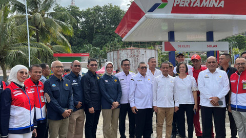 Menteri ESDM Bahlil Lahadalia saat mengunjungi SPBUN di Kota Ambon, Provinsi Maluku, Rabu (18/12/2024). Foto: Fariza Rizky Ananda/kumparan