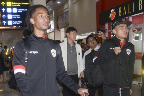 Pelatih Timnas Indonesia Shin Tae Yong (tengah) bersama pemain sepak bola Timnas Indonesia Ronaldo Kwateh (kiri) dan Mikael Alfredo Tata (kanan) tiba di Bandara Adi Soemarmo, Boyolali, Jawa Tengah, Rabu (18/12/2024). Foto: Aloysius Jarot Nugroho/ANTARA FOTO