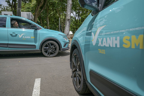 Seorang pengemudi taksi Xanh SM melintas saat peresmiannya di Jakarta, Rabu (18/12/2024). Foto: Fauzan/ANTARA FOTO