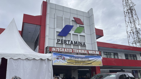 Menteri ESDM Bahlil Lahadalia meresmikan 31 penyalur BBM Satu Harga di Integrated Terminal Wayame, Kota Ambon, Provinsi Maluku, Rabu (18/12/2024). Foto: Fariza Rizky Ananda/kumparan